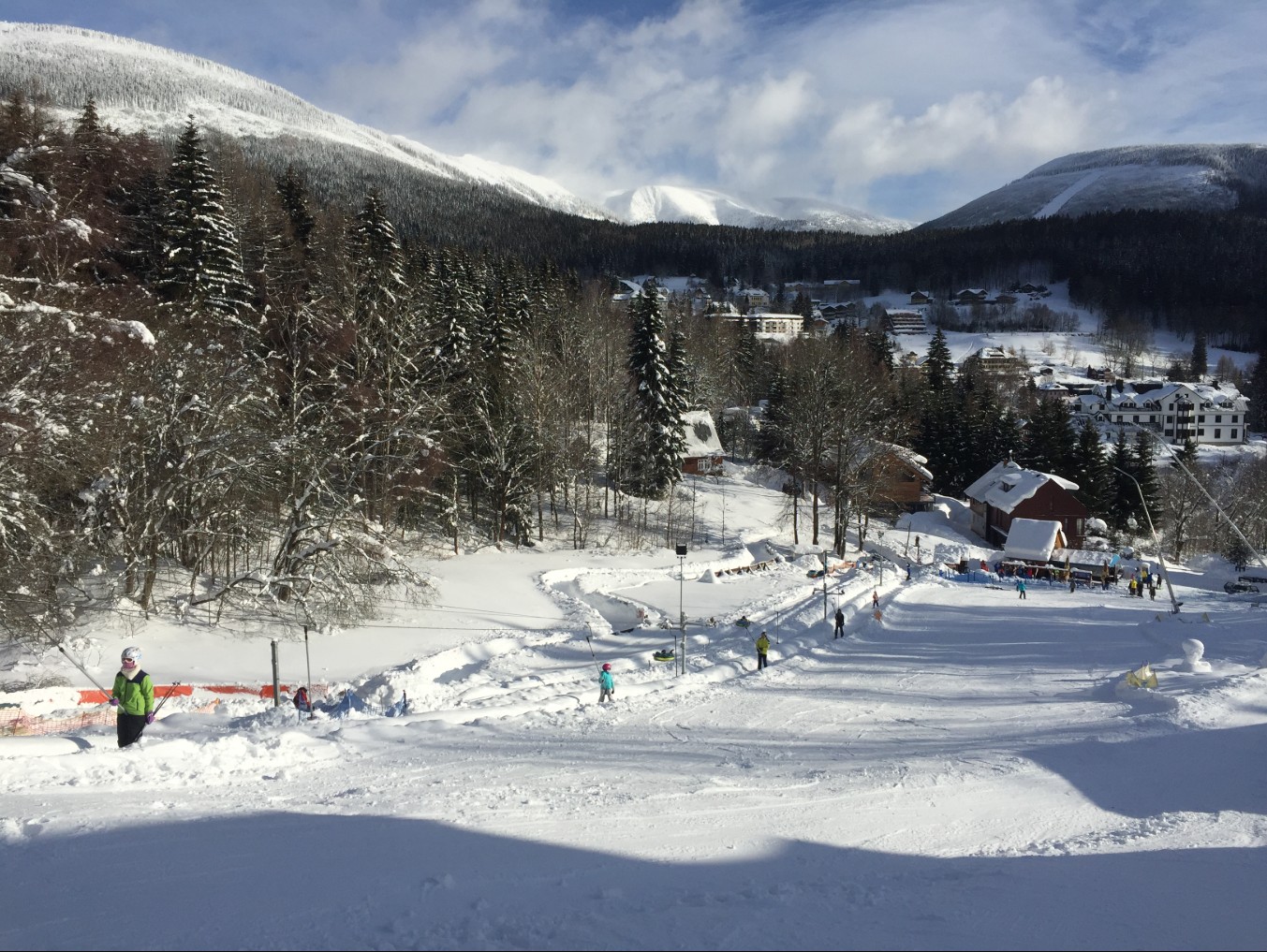 Dětská sjezdovka a snowtubing pod penziony